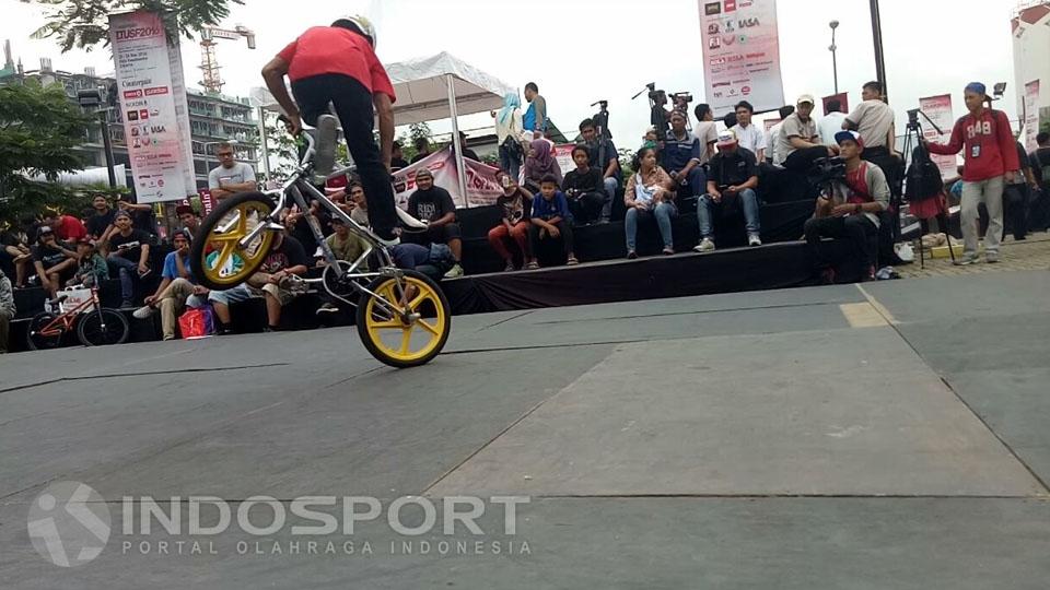 Anggota Asosiasi BMX Indonesia (ABI) turut menunjukkan aksinya di depan para penonton. Ia adu kemampuan dengan anggota dari berbagai komunitas BMX di Indonesia.