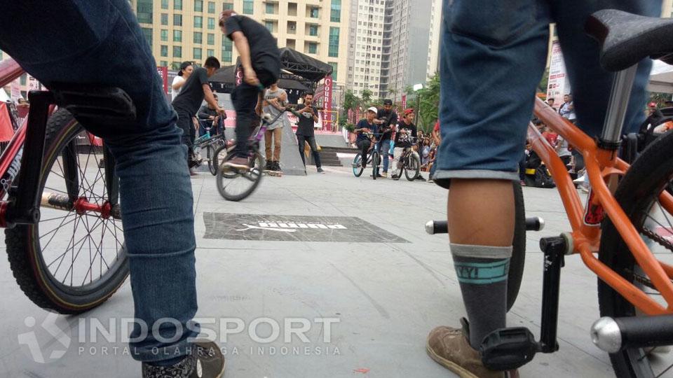 Peserta lomba BMX di kategori flatland sendang menunggu giliran menunjukkan diri. Mereka bersiap sambil menyaksikan kemampuan lawannya denga seksama.