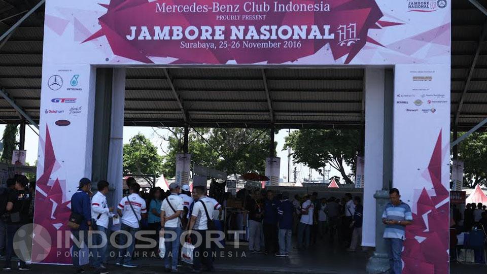 Suasana Jambore nasional ke-11 Komunitas otomotif, Mercedes-Benz Club INA di kawasan Pangkalan TNI Armada Timur Tanjung Perak, Surabaya.