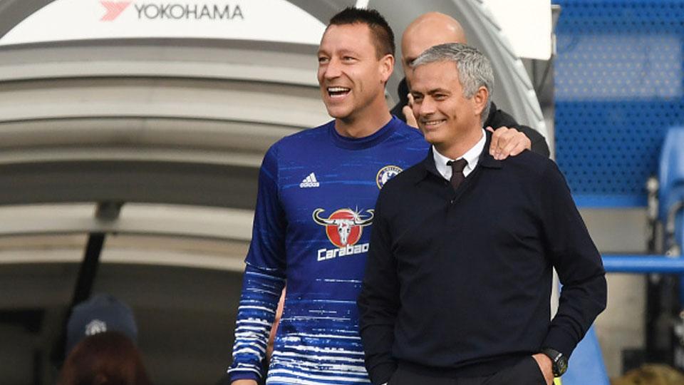 John Terry dan Jose Mourinho pada laga melawan Manchester United (23/10/16) Copyright: INTERNET