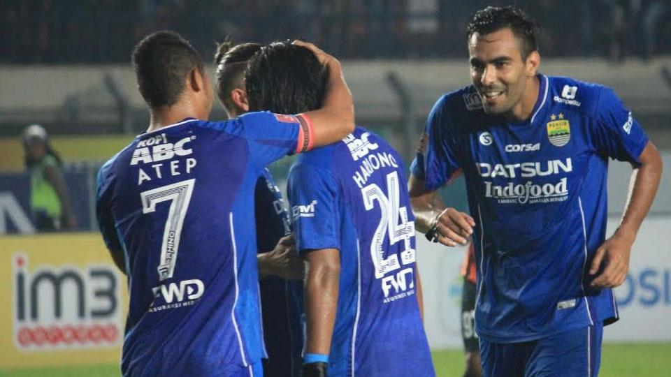 Kemenangan Persib Bandung atas Perseru Serui, Hariono cetak sejarah di Persib. - INDOSPORT