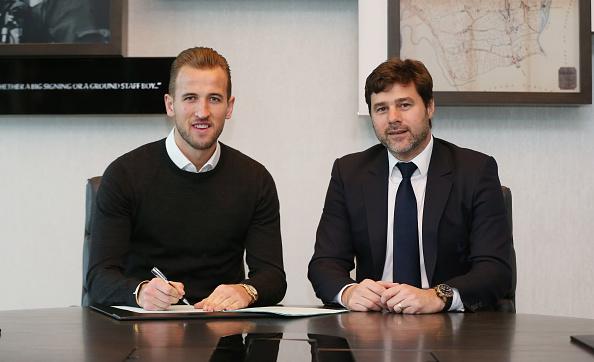 Harry Kane (kiri) telah memperpanjang kontrak bersama Tottenham Hotspur selama 5 tahun ke depan ditemani pelatihnya, Mauricio Pochettino. Copyright: INTERNET