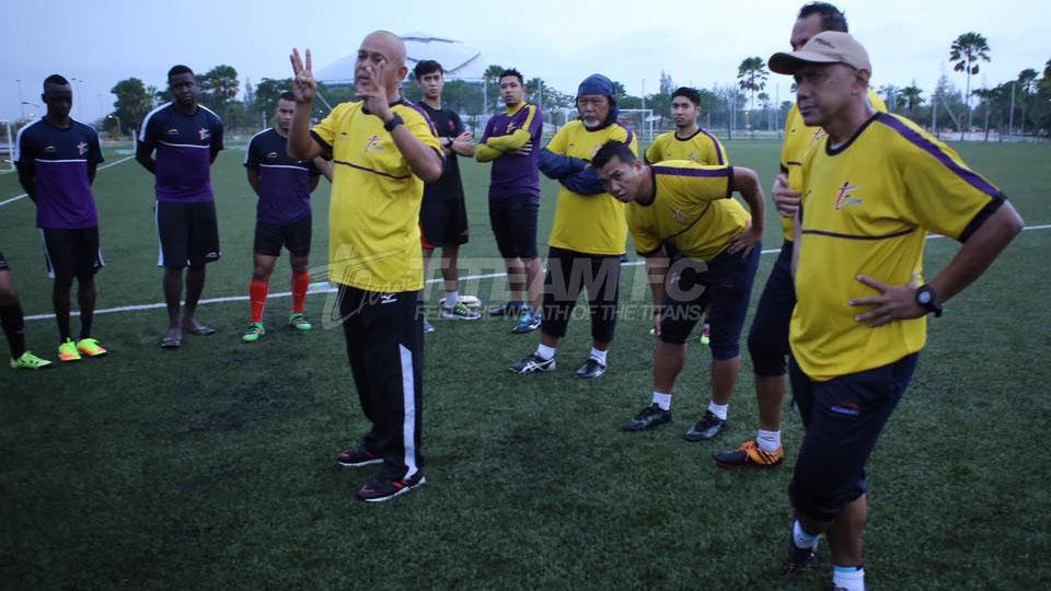 Pelatih Rahmad Darmawan (kanan) tengah memimpin sesi latihan Terengganu FC II. - INDOSPORT