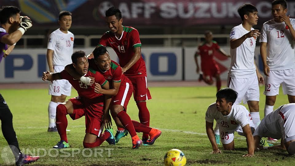 Hansamu Yama Pranata (depan) melakukan selebrasi gol bersama Ferdinand Sinaga (tengah) dan Bayu Pradana Andriatmo. Copyright: Herry Ibrahim/INDOSPORT