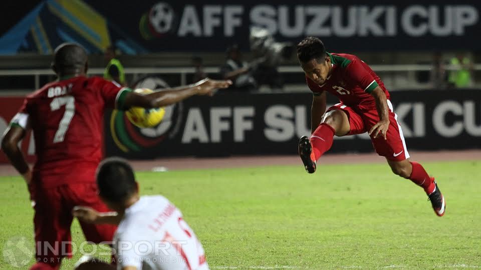 Andik Vermansah mengeksekusi bola ke arah Boaz Solossa. Copyright: Herry Ibrahim/INDOSPORT