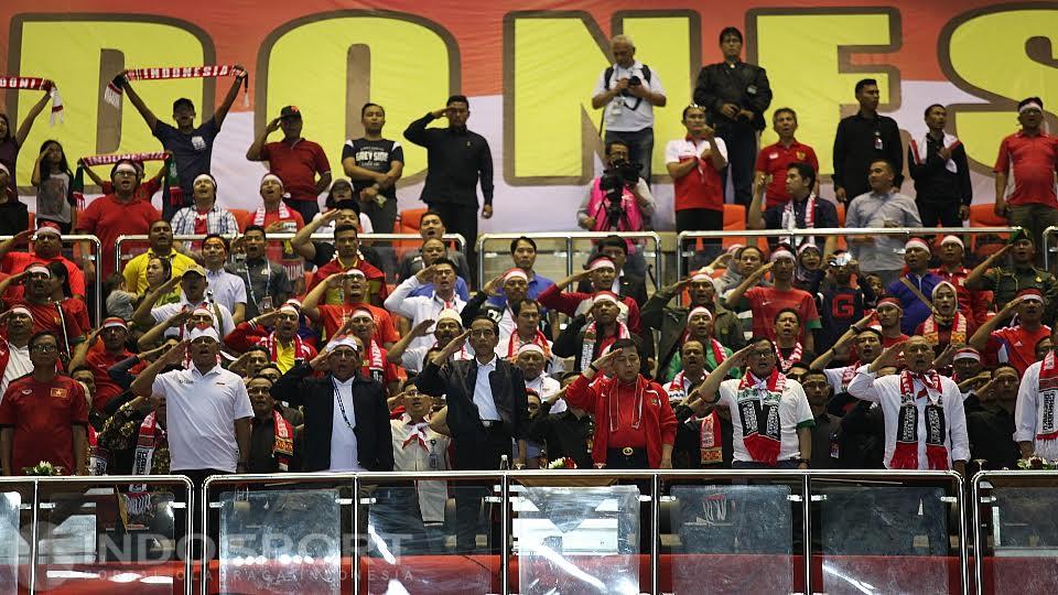 Presiden Republik Indonesia, Joko Widodo, hadir langsung menyaksikan Timnas berlaga di Stadion Pakansari, Cibinong. - INDOSPORT