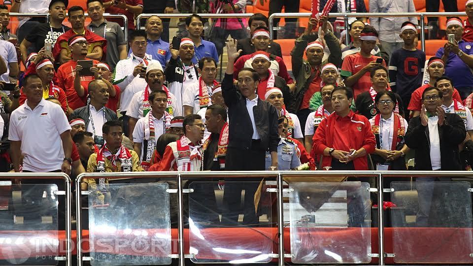 Presiden RI, Joko Widodo (tengah), menyapa suporter di Stadion Pakansari, Sabtu (03/12/16).