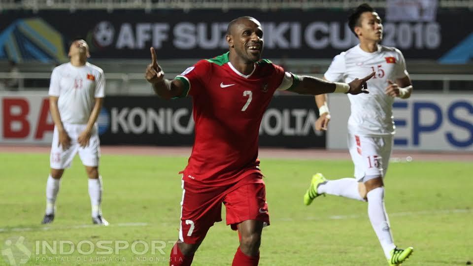 Selebrasi Boaz Solossa usai mencetak gol lewat tendangan penalti ke gawang Vietnam. - INDOSPORT