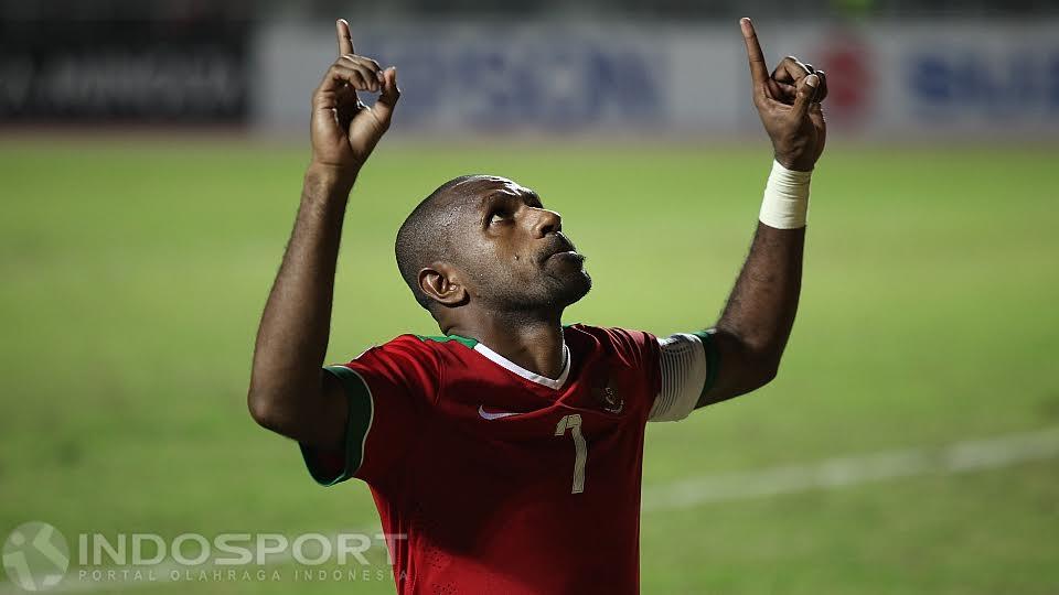 Kapten Indonesia, Boaz Solossa, melakukan selebrasi gol miliknya lewat tendangan penalti. Copyright: Herry Ibrahim/INDOSPORT