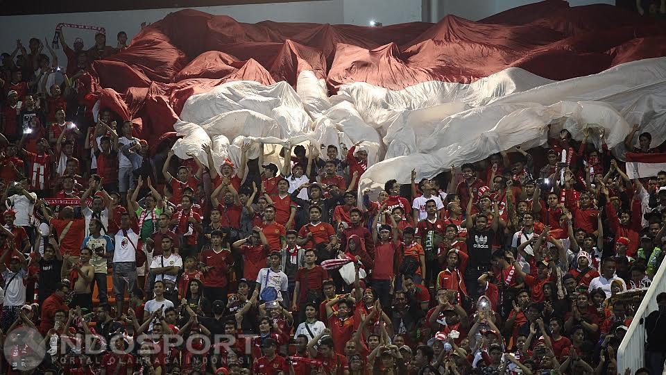 Suporter Indonesia memberikan semangat kepada pemain Timnas Indonesia. Copyright: Herry Ibrahim/INDOSPORT