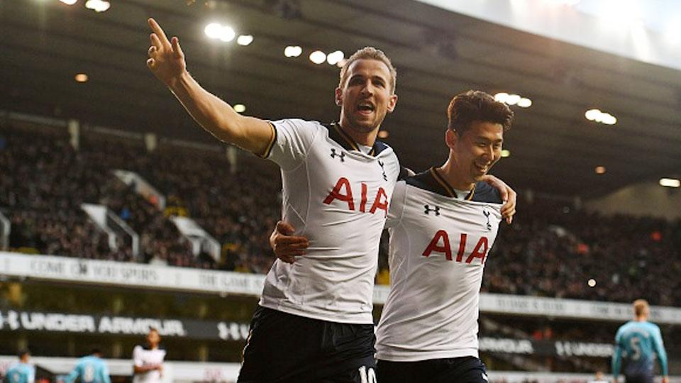 Harry Kane (kiri) melakukan selebrasi gol bersama Son Heung-Min. Copyright: INTERNET