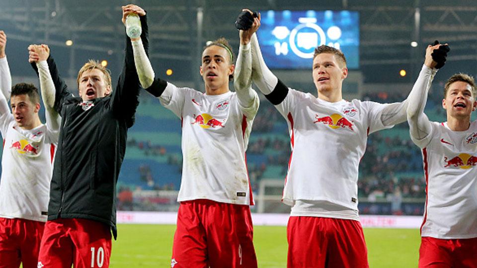 Pemain RB Leipzig melakukan selebrasi usai mememangkan pertandingan melawan Schalke 04 dengan skor 2-1. Copyright: INTERNET