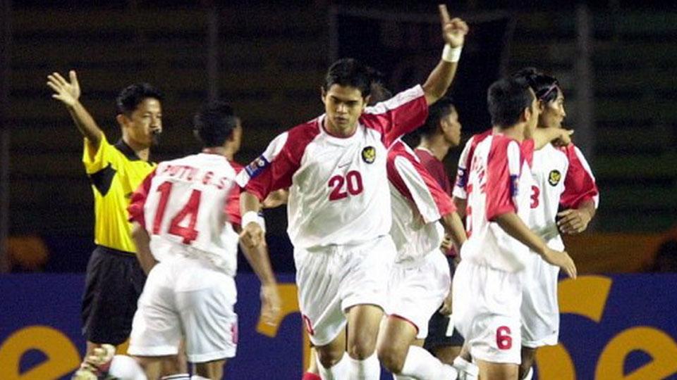 Bambang Pamungkas (depan) usai melakukan selebrasi bersama rekan satu timnya pada Piala AFF 2002. Copyright: INTERNET