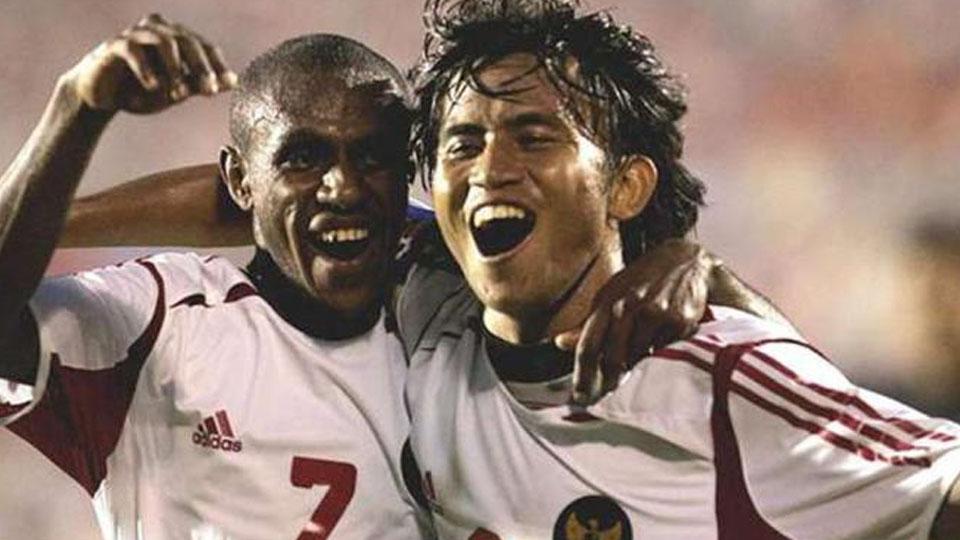 Ilham Jayakesuma (kanan) dan Boaz Solossa melakukan selebrasi usai kalahkan Malaysia dengan skor 4-1 pada Piala AFF 2004. Copyright: INTERNET