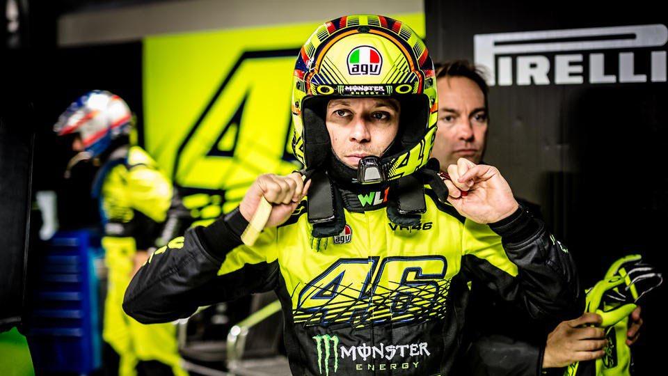 Valentino Rossi ketika sedang balapan reli. - INDOSPORT