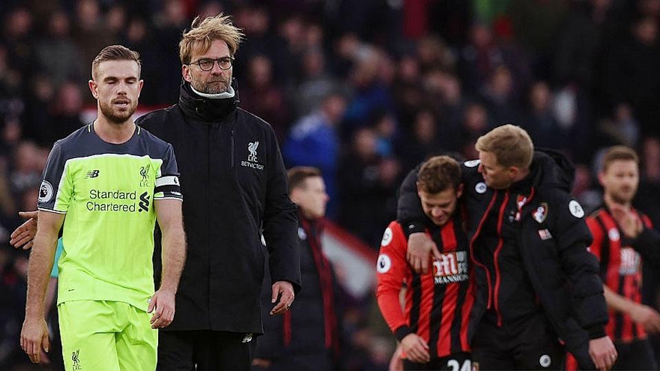 Jurgen Klopp dan Jordan Henderson usai laga melawan Bournemouth (04/12/16). - INDOSPORT