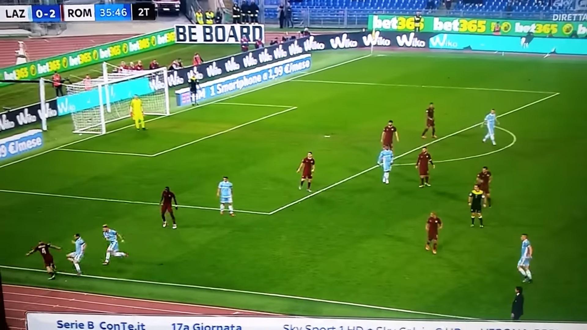 Radja Nainggolan menunjukkan kelihaiannya melakukan dribel saat menghadapi Lazio (04/12/16). - INDOSPORT