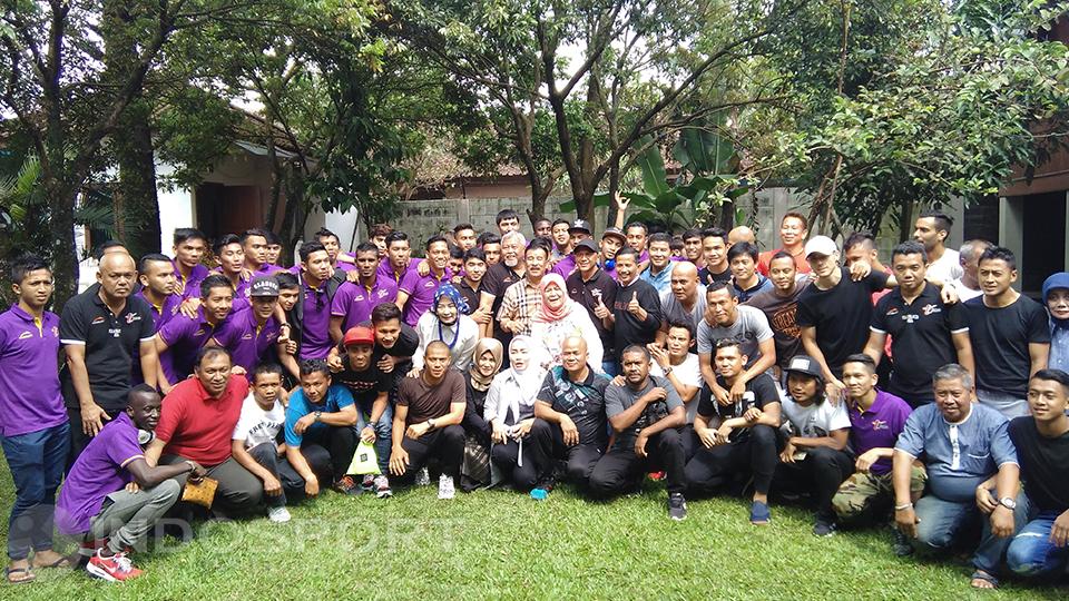 Pertemuan antara Persib Bandung dengan tim asal Malaysia, T-Team. Pertemuan berlangsung di kediaman manajer Persib, Umuh Muchtar.
