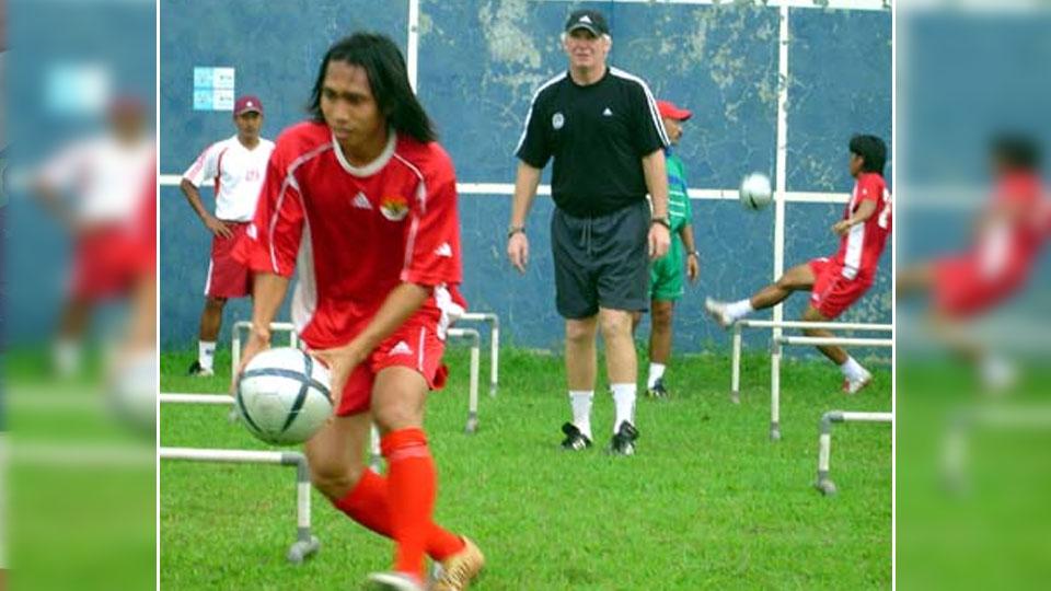 Peter White saat melatih Timnas Indonesia. Copyright: INTERNET