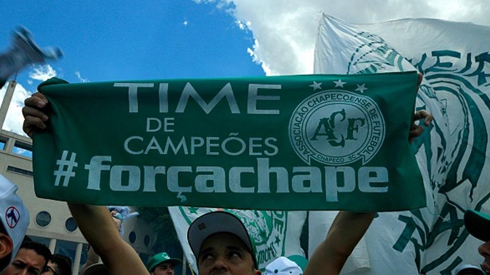 Fans membentangkan scarf Chapecoense. - INDOSPORT