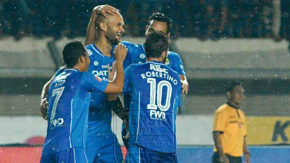 Sergio van Dijk merayakan gol bersama rekan satu timnya. Copyright: INTERNET