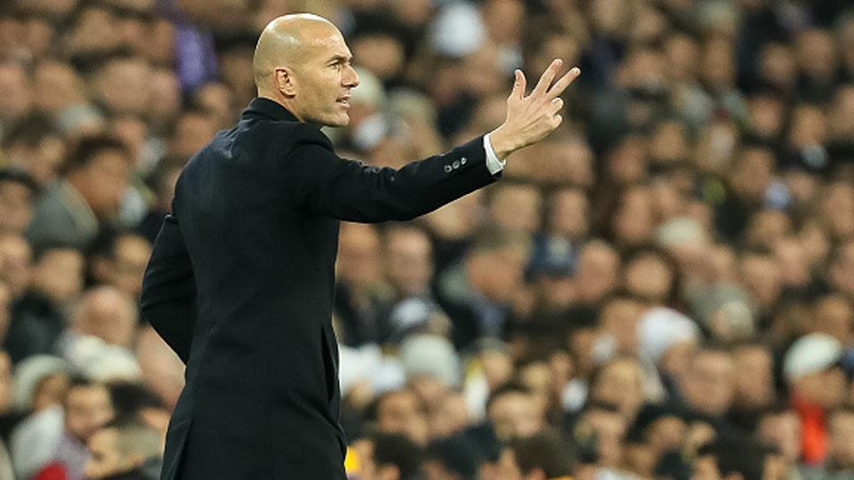 Pelatih Real Madrid, Zinedine Zidane sedang memberikan instruksi. Copyright: internet