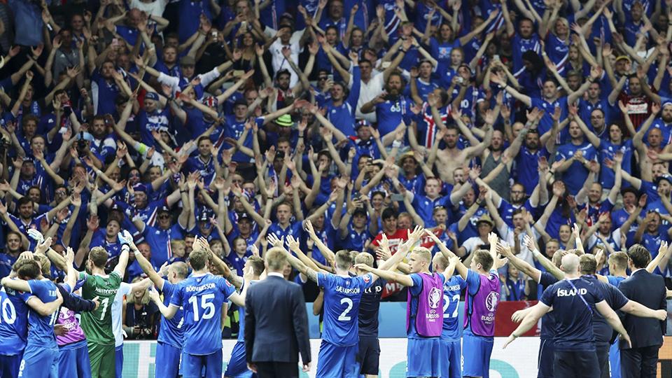 Aksi Iceland Claps suporter Islandia di ajang Euro 2016. Copyright: INTERNET