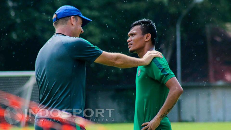 Ferdinand Sinaga berbicara dengan staf pelatih. Copyright: Da Yerrimon/INDOSPORT