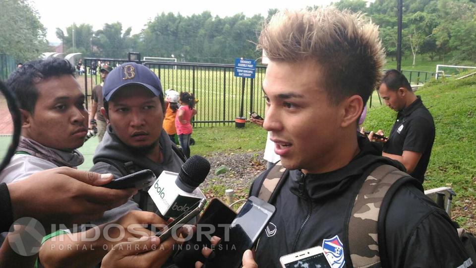 Charyl Yannic Chappuis ketika menerima wawancara dengan awak media di Indonesia. - INDOSPORT