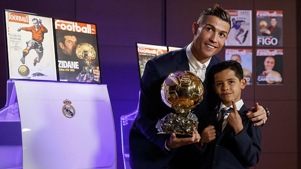 Cristiano Ronaldo (kiri) dan anaknya Cristiano Ronaldo Jr foto bersama Ballon dor 2016. Copyright: INTERNET