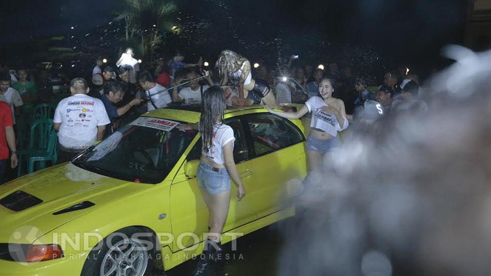 Komunitas Jambore Nasional Lancer Indonesia terlihat menikmati adanya aksi Girl Car Wash.