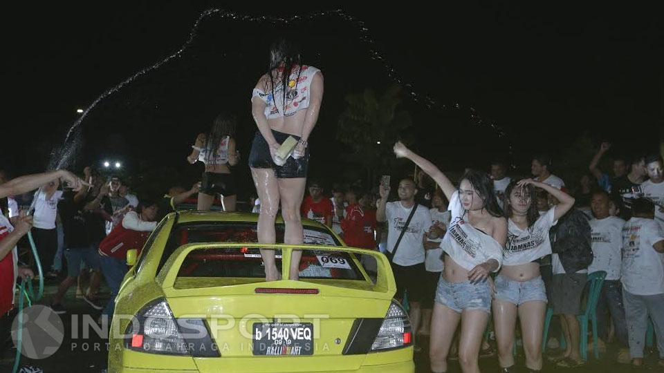 Hot Girl Car Wash menghibur komunitas Jambore Nasional Lancer Indonesia.