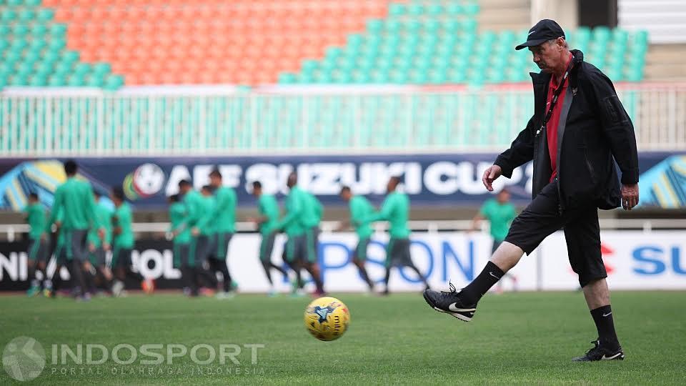 Pealtih Timnas Indonesia, Alfred Riedl menendang bola dalam sesi latihan. Copyright: Herry Ibrahim/INDOSPORT