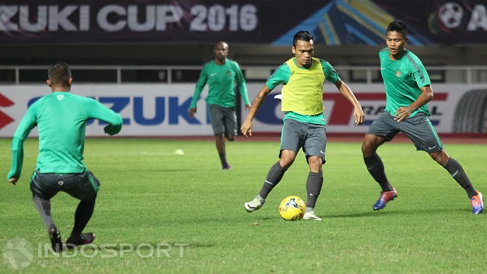 Ferdinand Sinaga membawa bola dalam sesi latihan. Copyright: Herry Ibrahim/INDOSPORT
