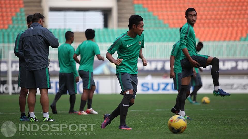 Evan Dimas mengontrol bola dalam sesi latihan. Copyright: Herry Ibrahim/INDOSPORT