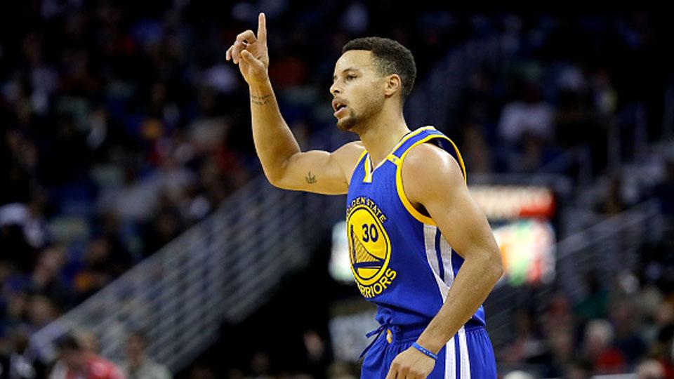 Stephen Curry selebrasi usai memasukan bola ke ring basket melawan New Orleans Hornets. Copyright: INTERNET