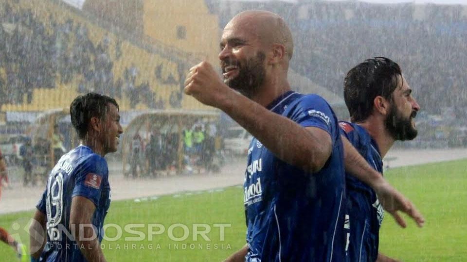 Sergio van Dijk selerasi setelah berhasil membobol gawang Pusamania Borneo FC. Copyright: Muhammad Ginanjar/INDOSPORT