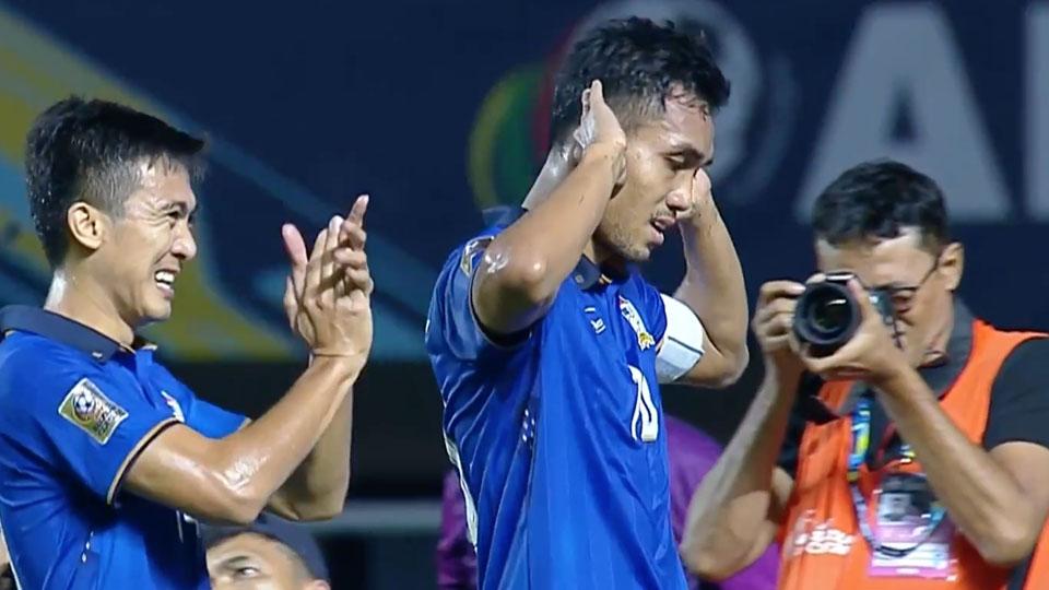 Teerasil Dangda selebrasi usai mencetak gol ke gawang Indonesia pada menit ke-33. Copyright: INTERNET