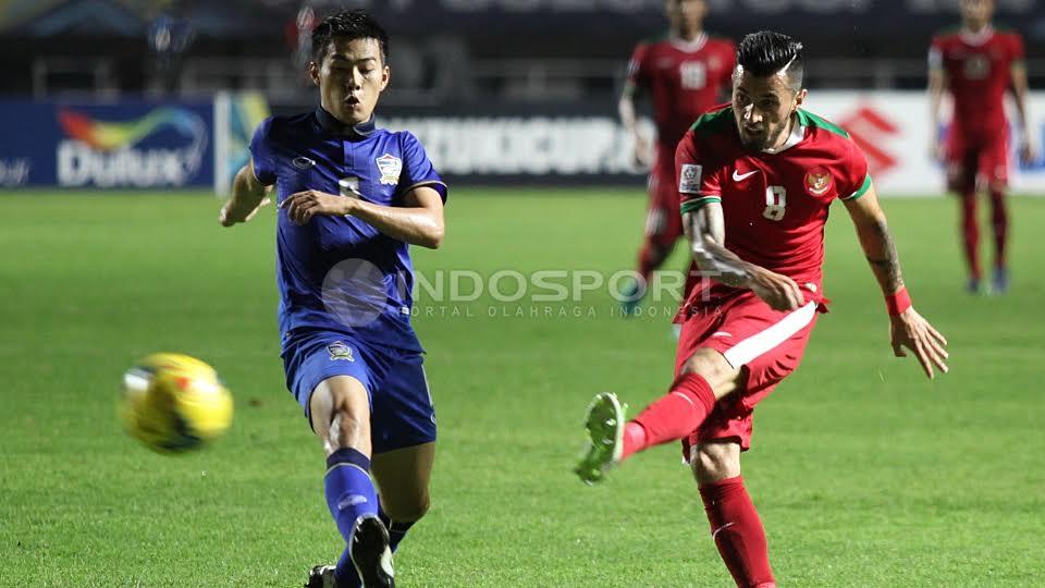 Stefano Lilipaly (kanan) mengeksekusi bola ke arah gawang Thailand.