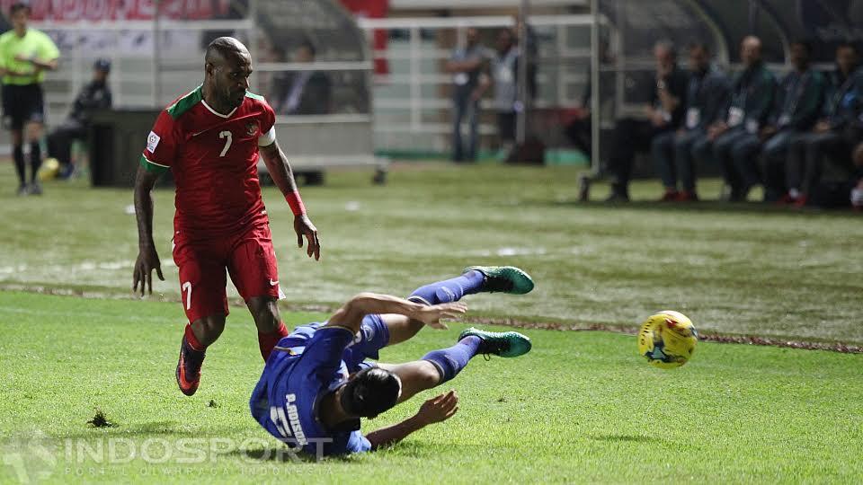 Pergerak Boaz Solossa ditahan pemain Thailand.
