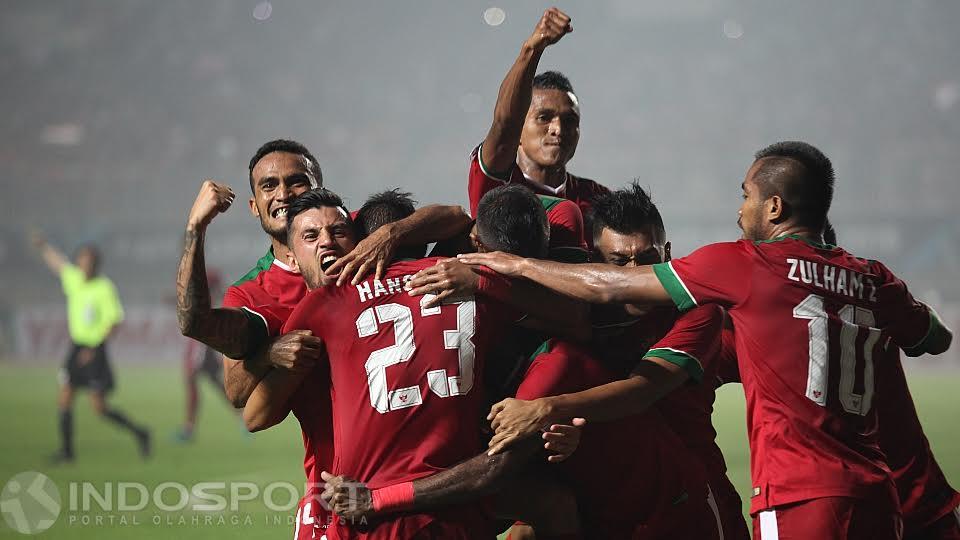 Pemain Indonesia merayakan gol Hansamu Yama Pranata pada leg pertama semifinal Piala AFF 2016 di Stadion Pakansari, Rabu (14/12/16).