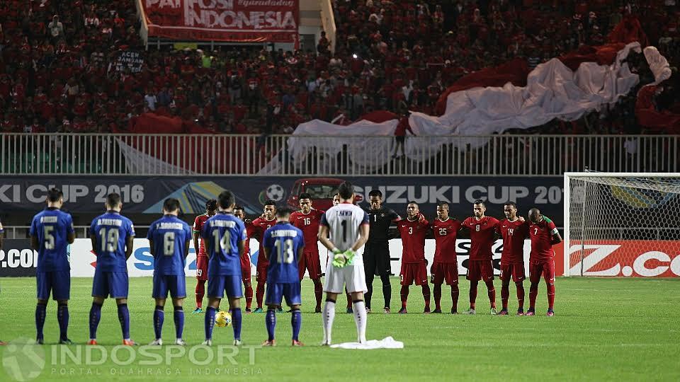 Pemain Indonesia dan Thailand mengeheningkan cipta lagu Indonesia Raya. Copyright: Herry Ibrahim/INDOSPORT