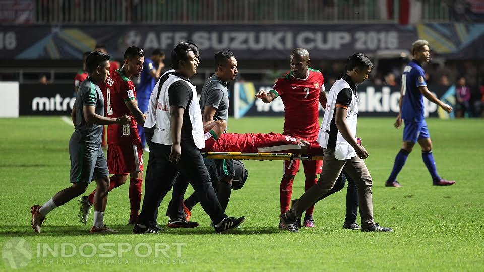 Andik Vermansah saat ditandu keluar karena mengalami cedera.