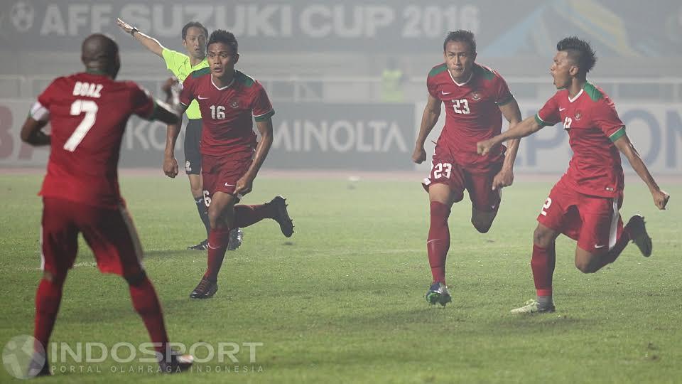 Hansamu Yama Pranata merayakan gol bersama rekan satu timnya.