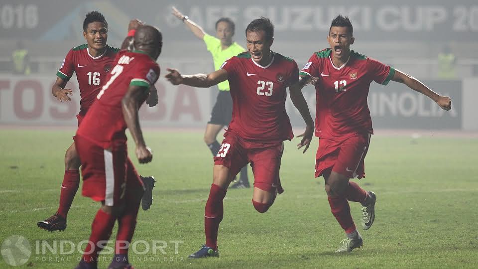 Hansamu Yama (kedua dari kanan) usai mencetak gol untuk Timnas Indonesia ke gawang Thailand pada leg pertama final Piala AFF 2016 silam di Stadion Pakansari.