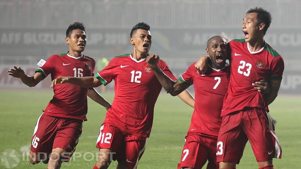 Hansamu Yama Pranata merayakan gol bersama rekan satu timnya.