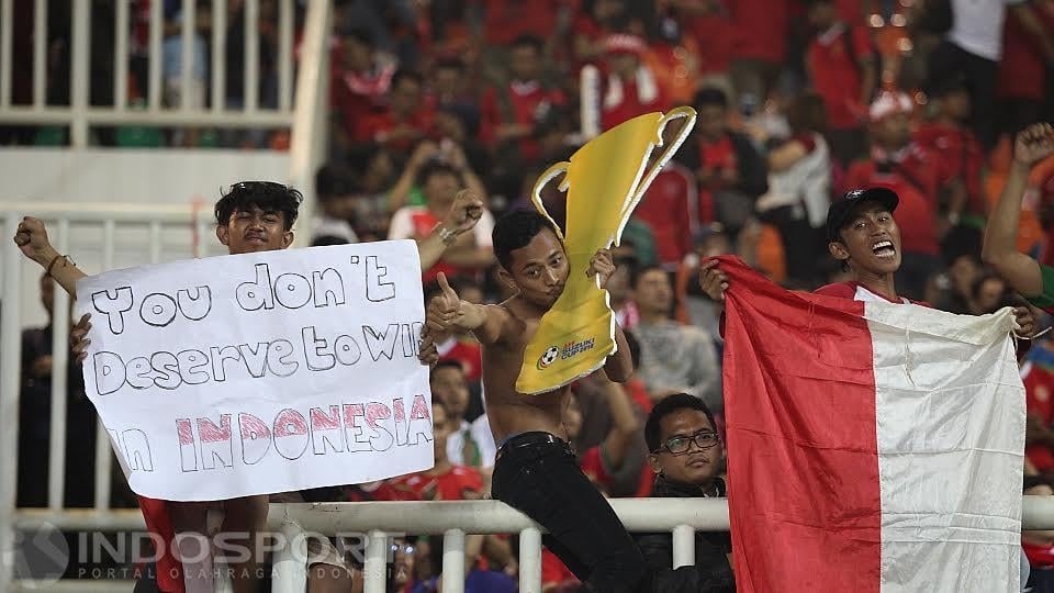 Suporter Indonesia dengan bahagianya saat menyaksikan langsung pertandingan Indonesia melawan Thailand.