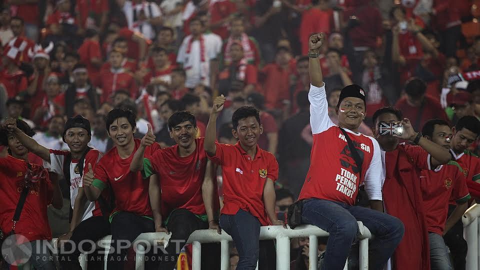 Suporter Indonesia terlihat sumringah saat memberikan semangat kepada pemain Timnas Indonesia. Copyright: Herry Ibrahim/INDOSPOSRT
