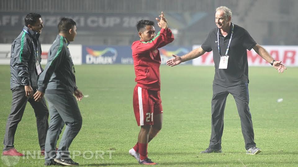 Andik Vermansah (tengah) tepuk tangan setelah pertandingan usai. Copyright: Herry Ibrahim/INDOSPOSRT