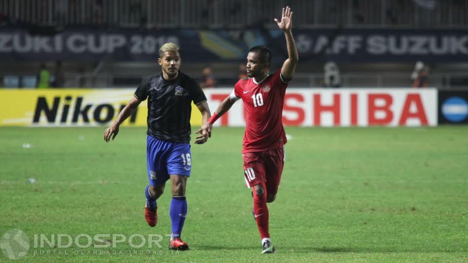 Zulham Zamrun (kanan) dan Pratum Chuthong lari bersama setelah pertandingan usai.